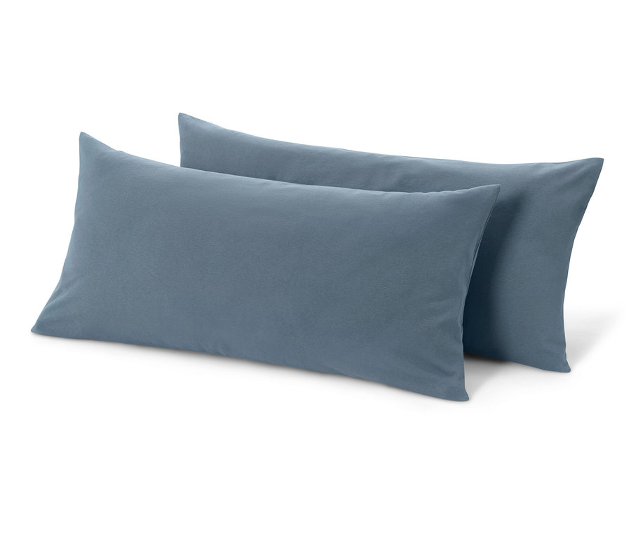 Zwei blaue Jersey-Kopfkissenbezüge liegen auf einem weißen Hintergrund.