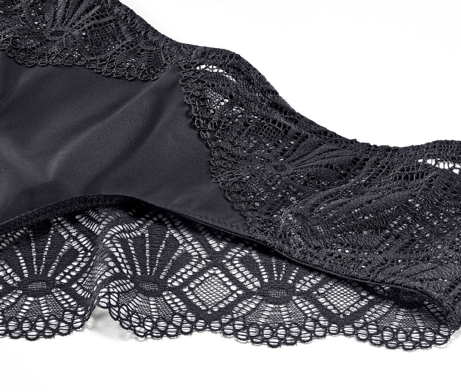 Detailansicht von schwarzen Brazilslips mit Spitze.