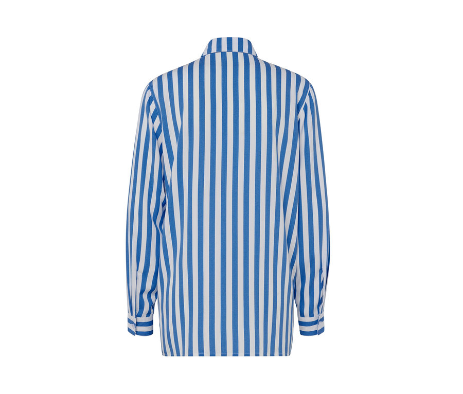Gestreifte Bluse mit vertikalen blauen und weißen Streifen.