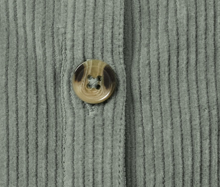 Detailaufnahme einer Baby-Cordlatzhose mit geschlossenem Knopf.
