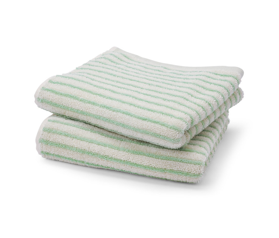 Zwei grüne, gestreifte Handtücher liegen übereinander.