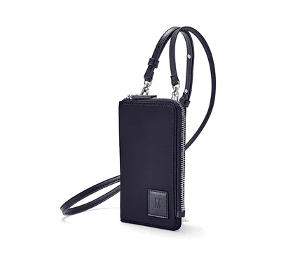 Eine schwarze Mini-Tasche mit Riemen.