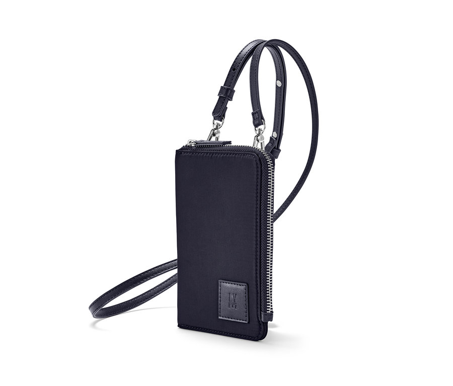 Eine schwarze Mini-Tasche mit Riemen.