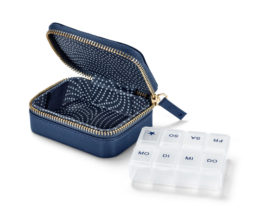 Geöffnete blaue Pillendose mit Hülle und durchsichtiger Wochenpillen-Spender.