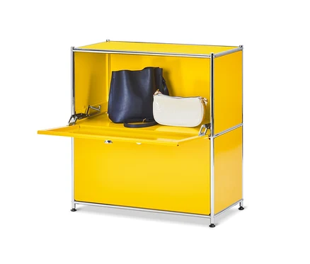 Gelbes Sideboard Metall »CN3« mit 2 Klappenfächern, darin eine schwarze und eine weiße Handtasche.