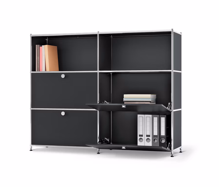 Schwarze Kommode Metall »CN3« mit versetzbaren Klappenfächern, Büchern und Ordnern.