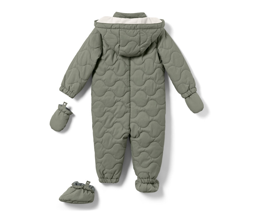 Ein olivgrüner Baby-Winteroverall mit Kapuze, Handschuhen und Schuhen.