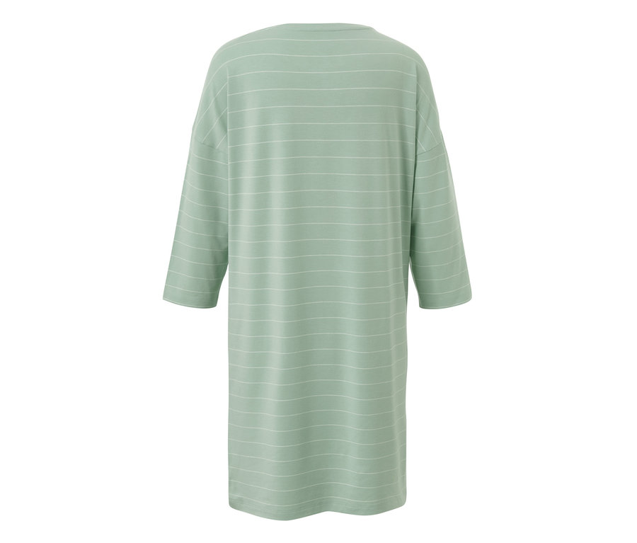 Rückansicht eines mintgrünen Nachthemds mit weißen horizontalen Streifen und Dreiviertelärmeln.