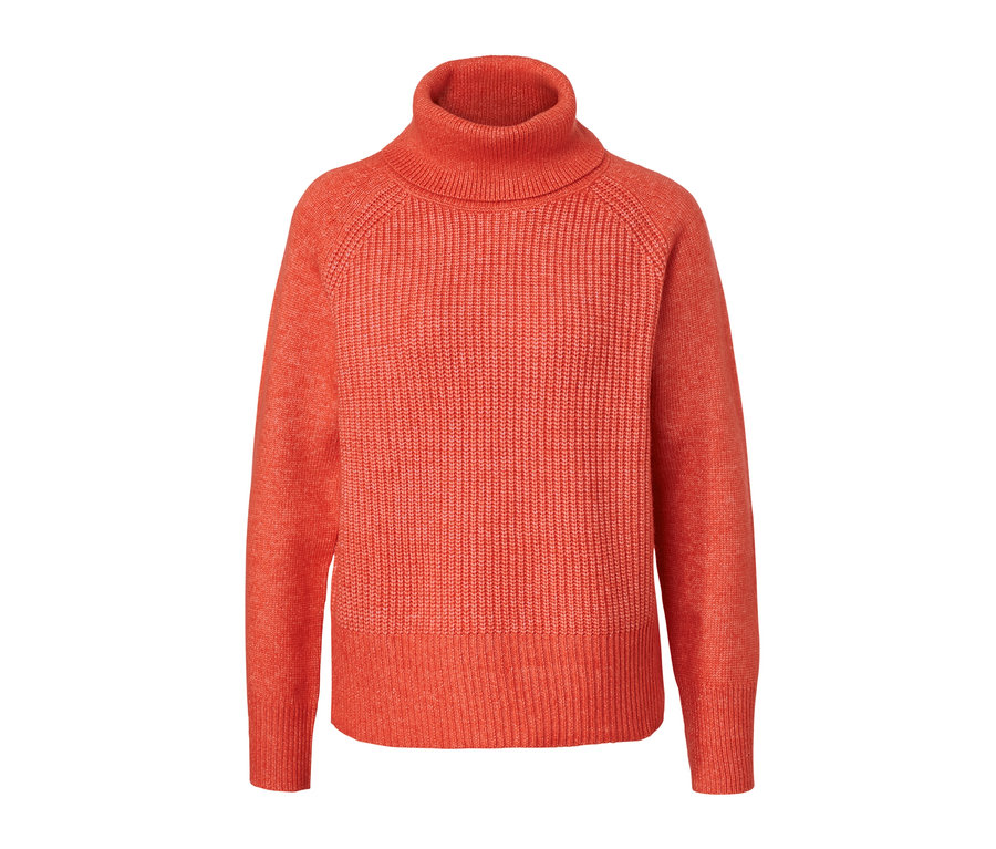 Orangefarbener Grobstrickpullover mit Rollkragen.