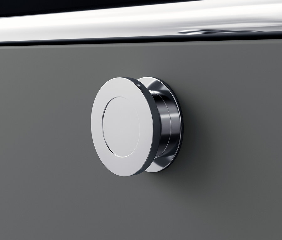 Detail einer grauen Metallkommode »CN3« mit rundem silbernem Griff.