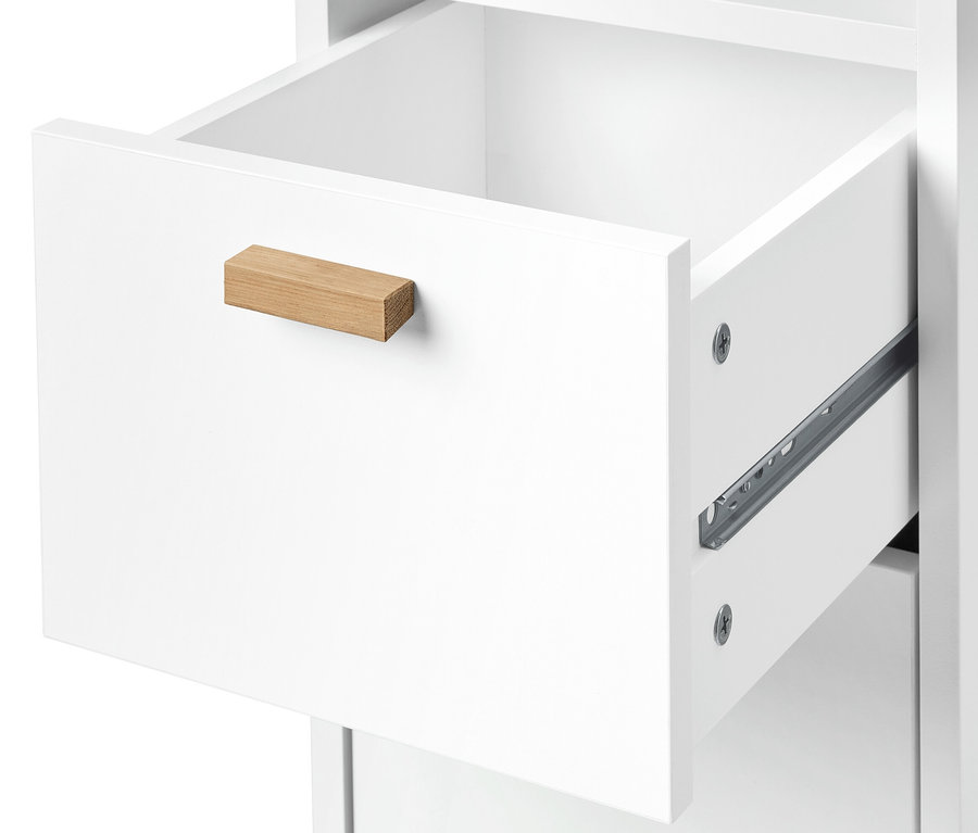 Detailaufnahme einer geöffneten Schublade des schmalen, weißen Bad-Hochschranks mit Holzgriff.