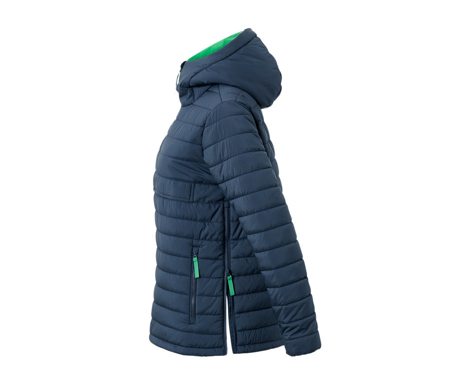 Seitenansicht einer marineblauen Kapuzen-Steppjacke.