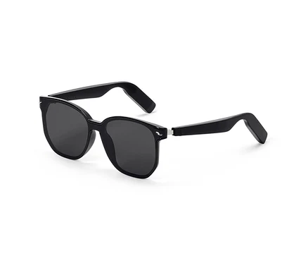 Schwarze Sonnenbrille mit Bluetooth®-Kopfhörer auf weißem Hintergrund.