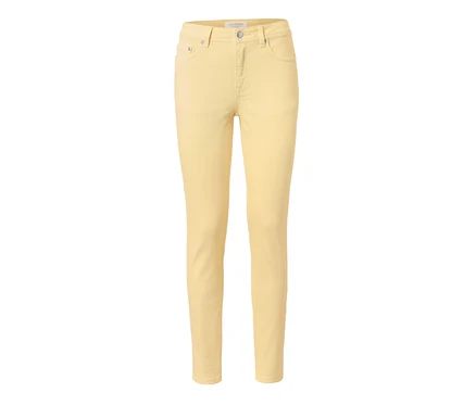 Gelbe Colored Denim »Fit Emma« auf weißem Hintergrund.