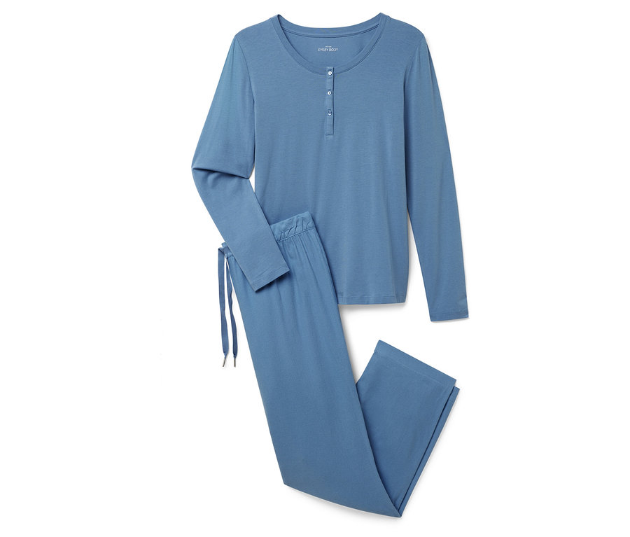 Ein blaues, langärmeliges Pyjama-Set liegt auf einem weißen Hintergrund.