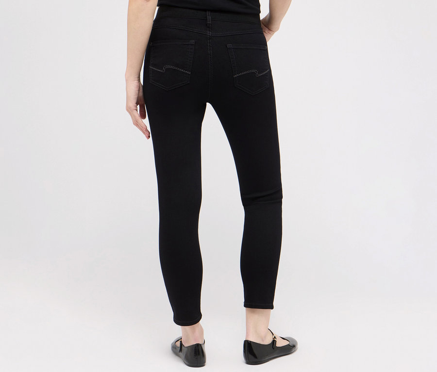 Rückansicht einer Frau in schwarzen Angels Jeans »Ornella sporty« und schwarzen Schuhen.
