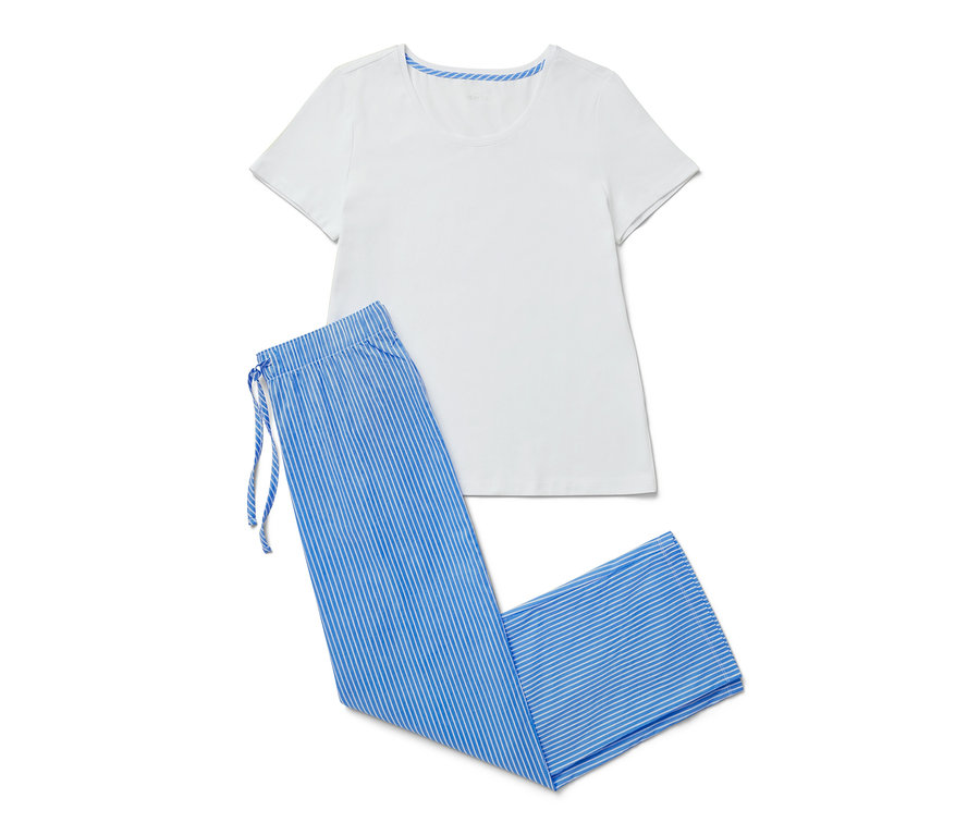 Weißes Pyjama-T-Shirt und eine blau gestreifte Hose eines Pyjama-Sets.