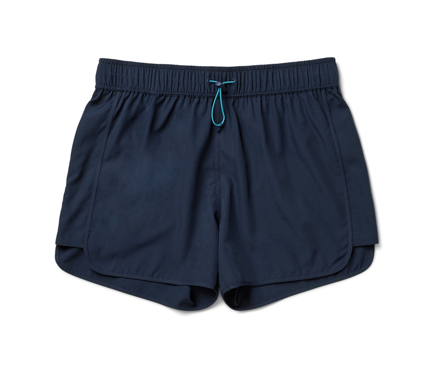 Marineblaue Badeshorts mit türkisfarbener Kordel.