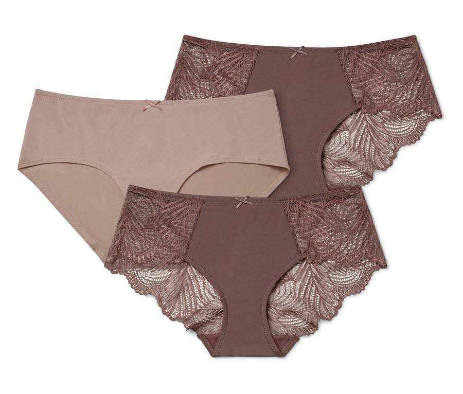 Drei Damenslips liegen übereinander. Einer ist beige, zwei sind braun mit Spitze.