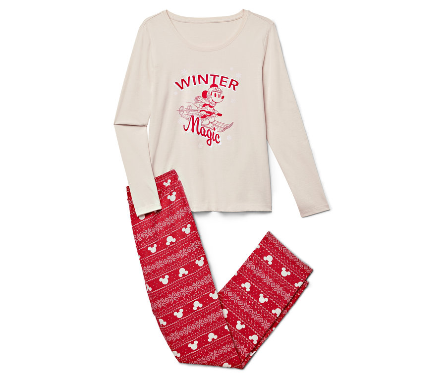 Beiger Pyjama mit rotem Mickey Mouse Druck auf Skiern und roten Hosen mit Mickey Mouse Muster.