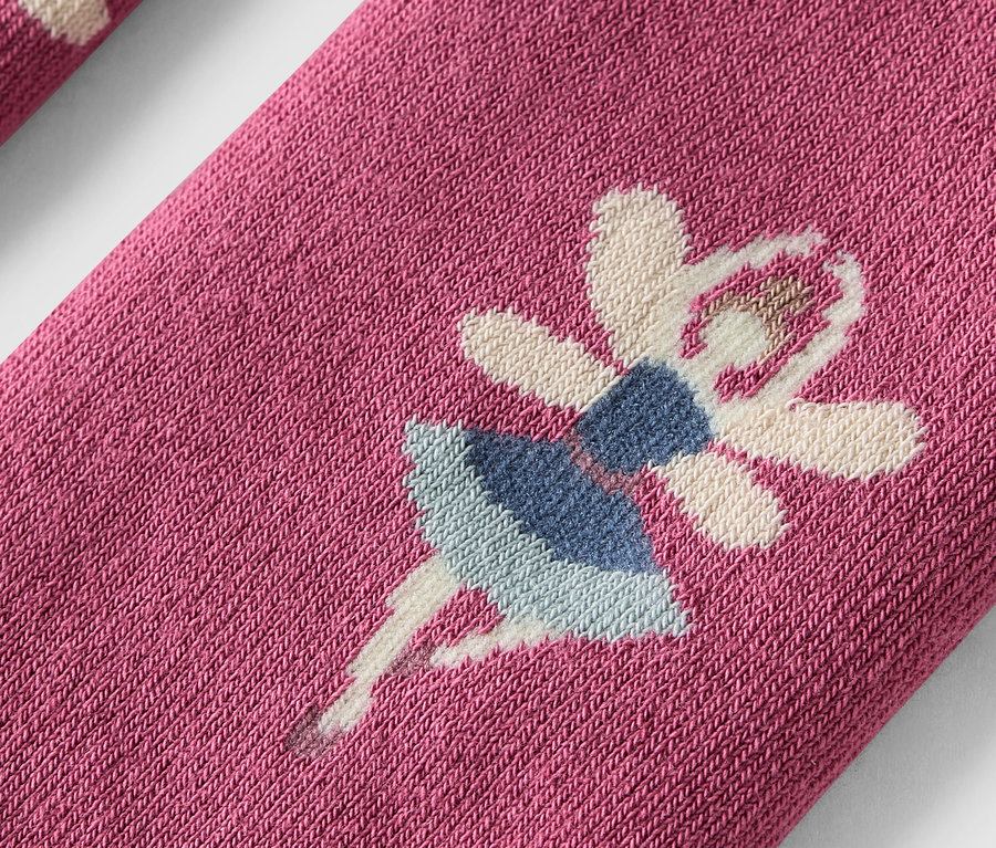 Detail einer rosa Socke mit einer Ballerina in einem blauen Kleid und weißen Flügeln.