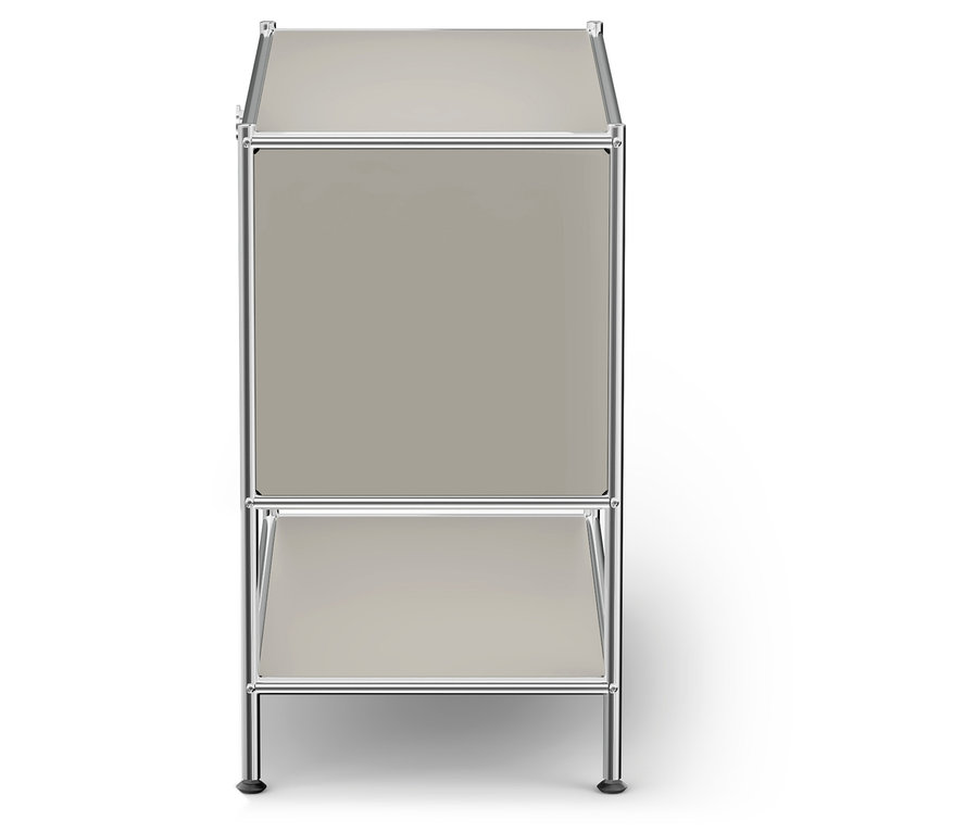 Beiges Regalmodul mit silbernem Rahmen auf weißem Hintergrund.