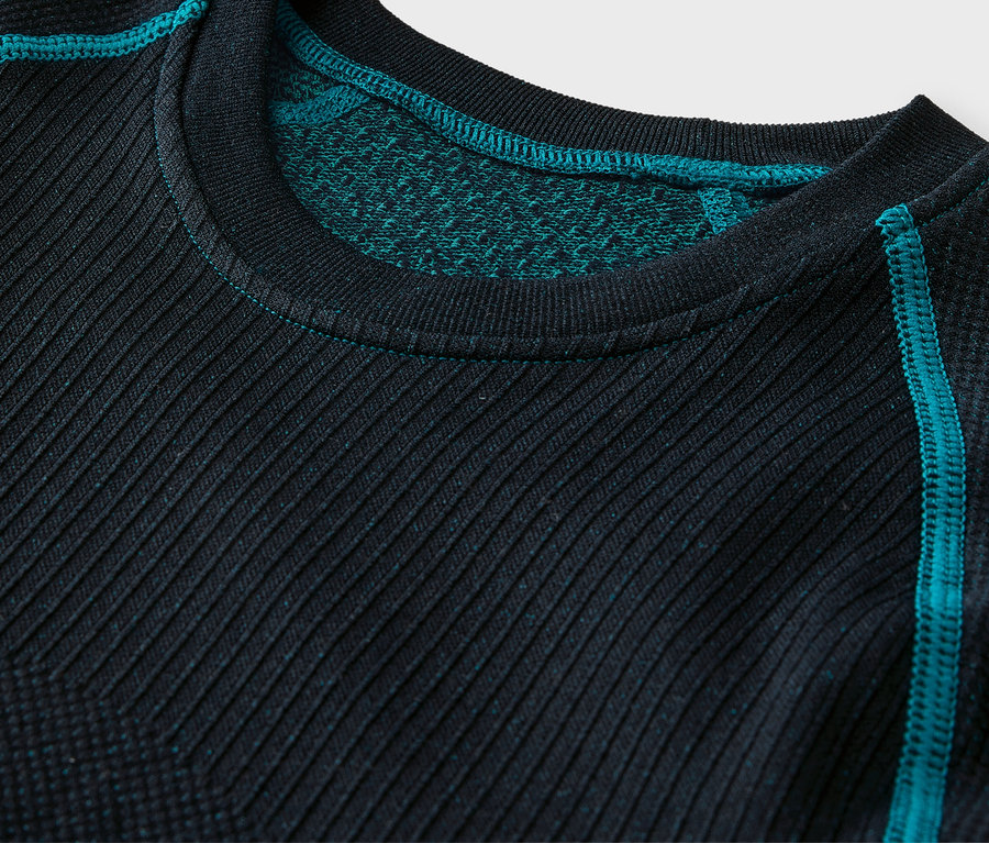 Detailaufnahme von dunkelblauer Kinder-Seamless-Funktionsunterwäsche.