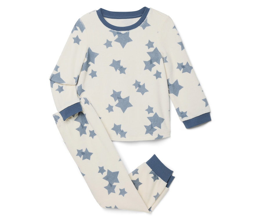 Kinderpyjama mit Sternen auf weißem Hintergrund.