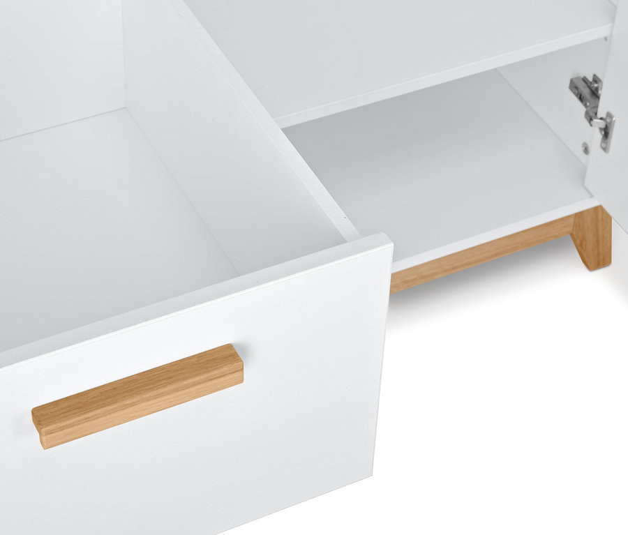 Detailansicht eines offenen, weißen Kleiderschranks mit Holzelementen.