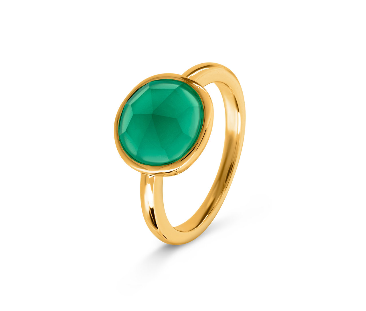 Detailaufnahme eines goldenen Rings mit einem ovalen, grünen Stein.