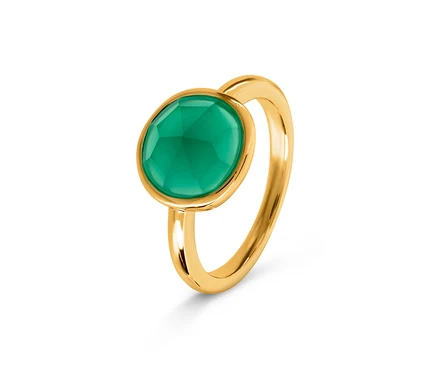 Detailaufnahme eines goldenen Rings mit einem ovalen, grünen Stein.