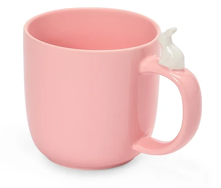 Rosa Tasse mit einem weißen Hasen am Henkel.