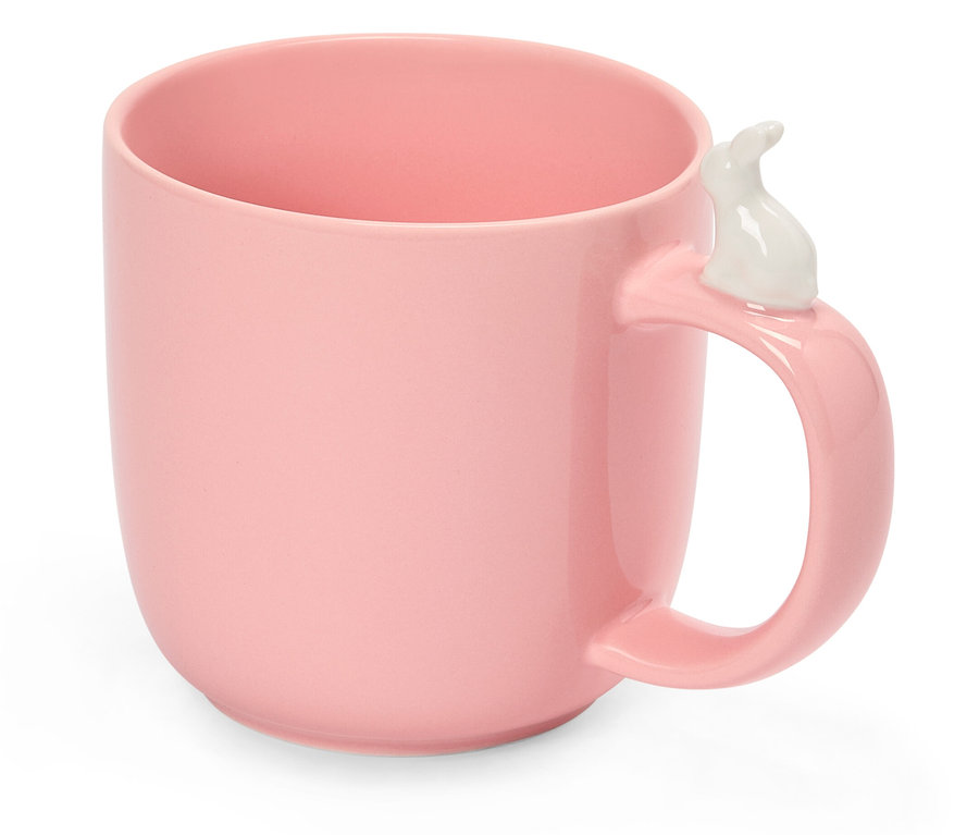 Rosa Tasse mit einem weißen Hasen am Henkel.