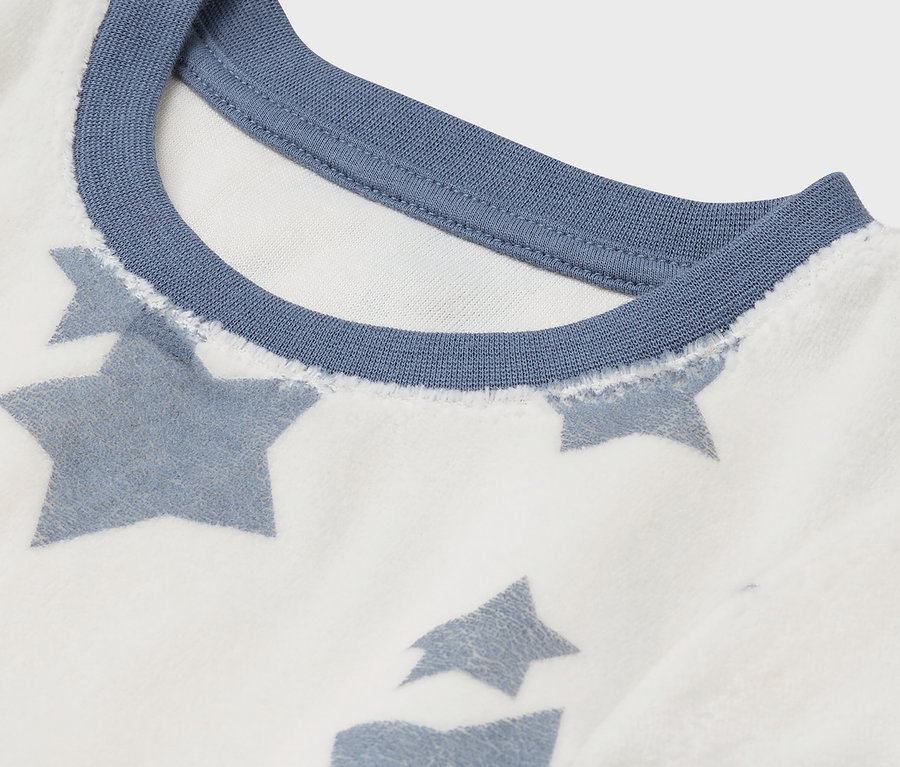 Detailaufnahme eines weißen T-Shirts mit blauen Sternen und blauem Halsausschnitt.