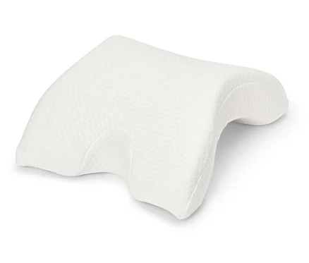 Ein weißes orthopädisches Kissen auf einem weißen Hintergrund.