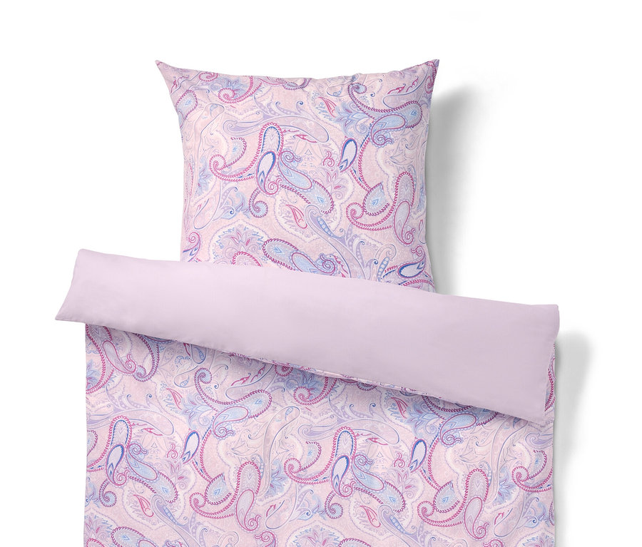 Rosafarbene Renforcé-Bettwäsche mit Blumenmuster, eine Übergröße und drei Normalgrößen.