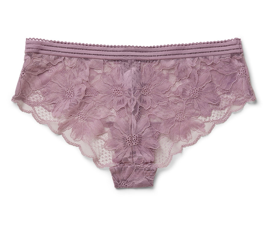 Eine violette Spitzenunterhose mit Blumenmuster liegt auf einem weißen Hintergrund.