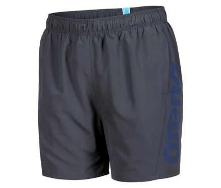 Dunkelgraue Badeshorts mit blauem Arena-Logo auf dem rechten Bein.