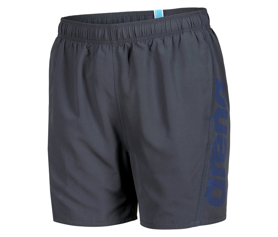 Dunkelgraue Badeshorts mit blauem Arena-Logo auf dem rechten Bein.