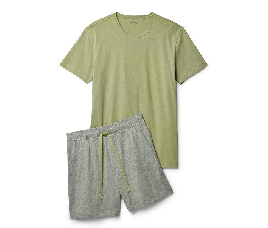 Ein hellgrünes T-Shirt und graue Shorts liegen nebeneinander.