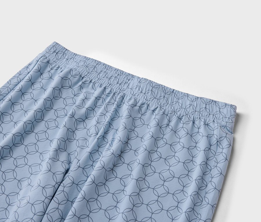 Nahaufnahme einer hellblauen Hose mit Gummibund und einem Muster aus sich überschneidenden Kreisen.