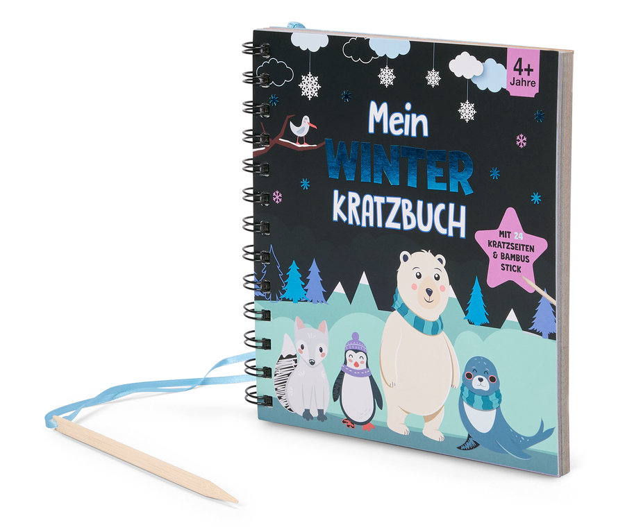 Ein 'Mein Winter-Kratzbuch' mit Tieren und einem Holzstift liegt auf einem weißen Untergrund.