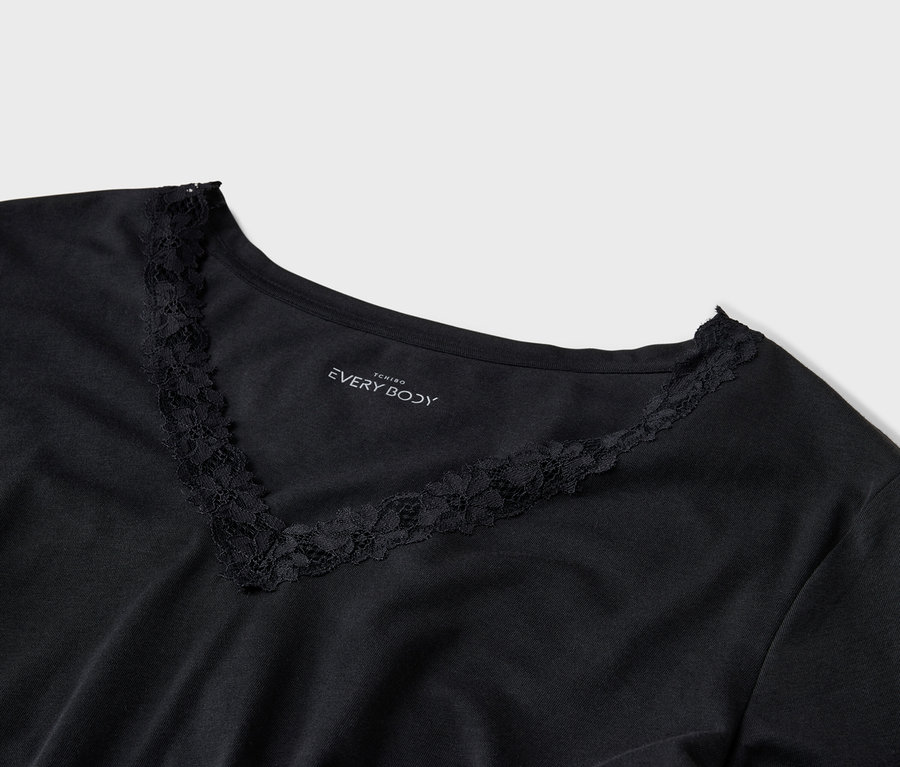 Nahaufnahme eines schwarzen EVERY BODY T-Shirts mit V-Ausschnitt und schwarzer Spitze.