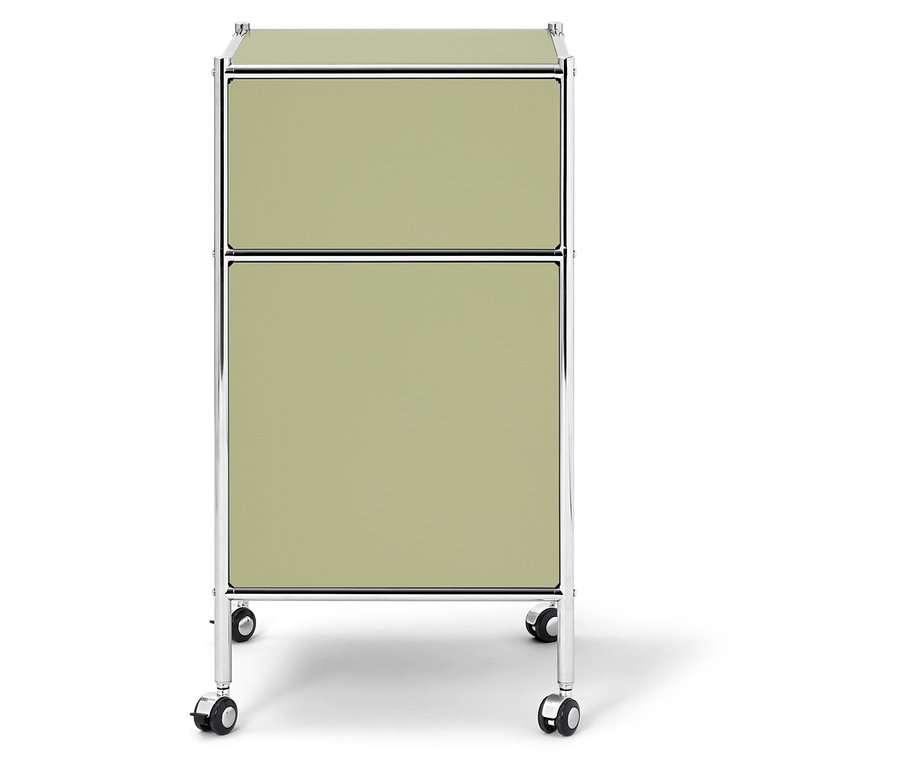 Ein zweistöckiger, hellgrüner Rollcontainer mit Chromrahmen steht auf einem weißen Untergrund.