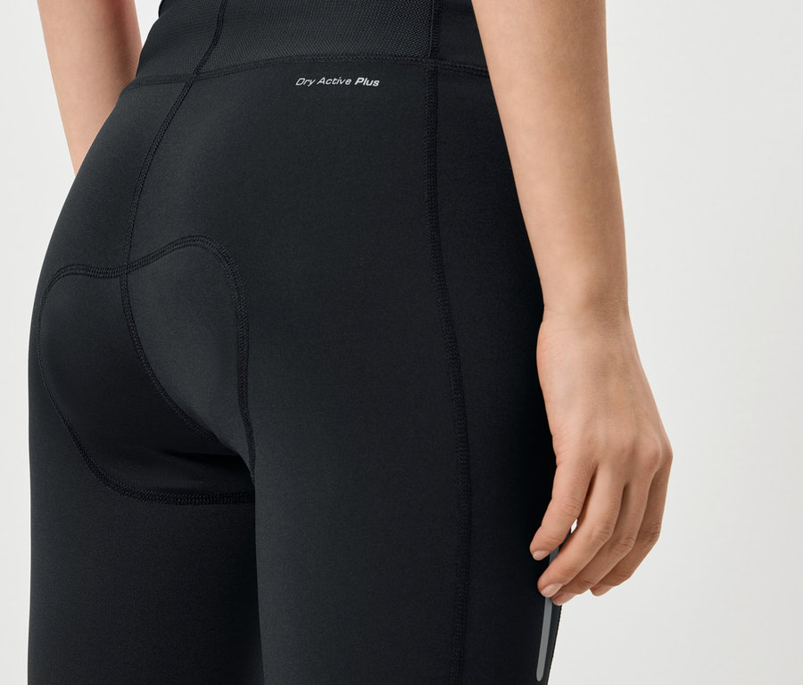 Nahaufnahme der Rückseite einer Frau, die schwarze Leggings mit der Aufschrift "Dry Active Plus" trägt.