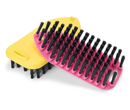 Eine gelbe und eine pinke Bürste mit schwarzen Borsten liegen übereinander.