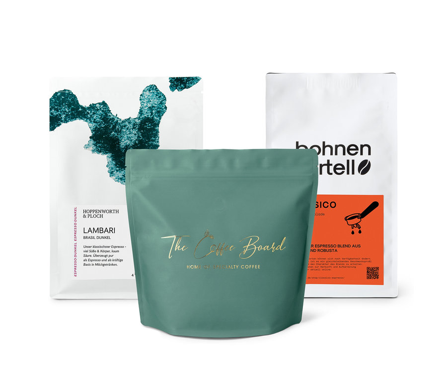 Drei Kaffeepackungen stehen: Das Vollautomaten Probierpaket "Homeoffice-Set" mit 2x 250g und 1x 500g Ganze Bohne.