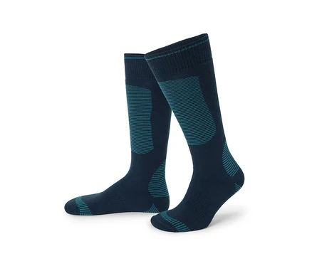 Zwei kniehohe Socken in Dunkelblau mit türkisen Streifenmustern an Wade, Knöchel und Fuß.