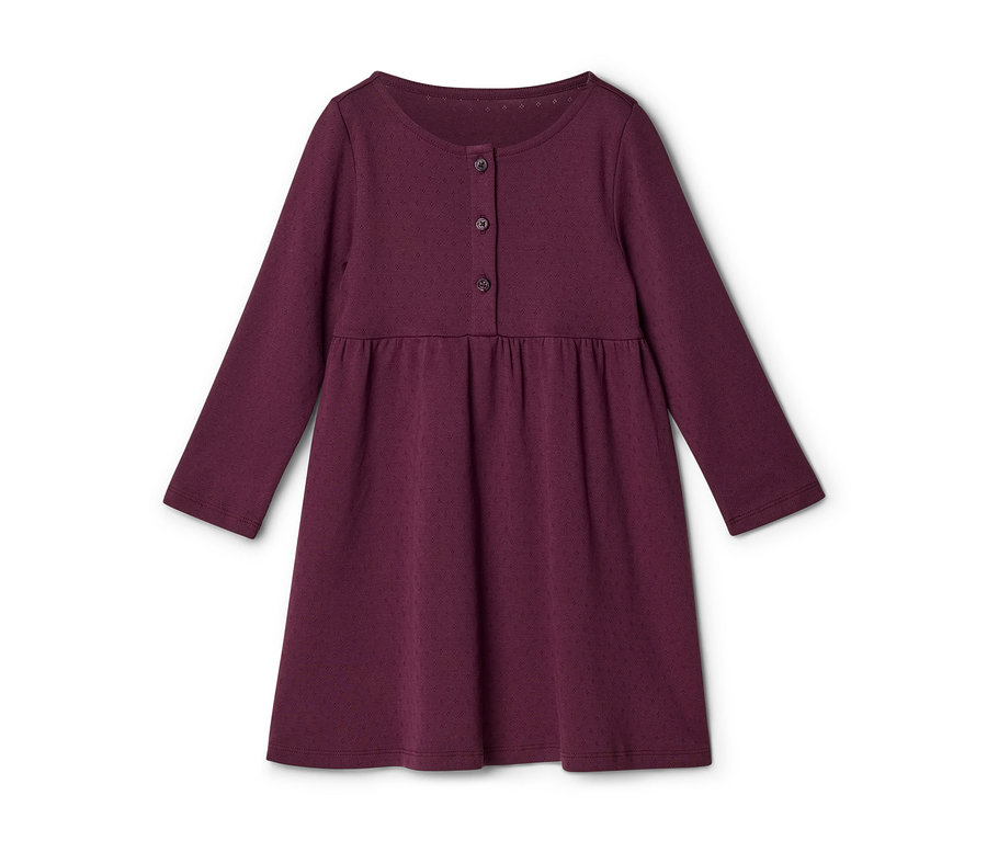 Ein dunkelrotes Langarmkleid mit Rundhalsausschnitt, drei Knöpfen vorne und einem gerafften Bund. Der Stoff hat ein dezentes strukturiertes Muster.