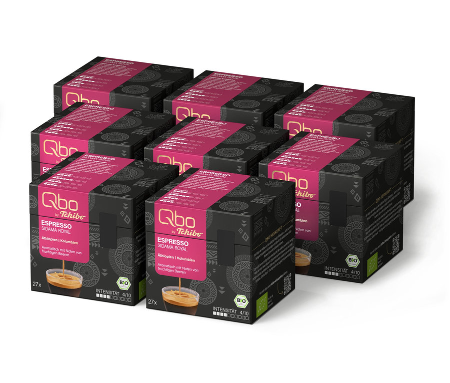 Sechs schwarze und pinke Qbo Espresso SIDAMA ROYAL Kapselpackungen, in zwei Reihen angeordnet, mit Kaffeebild, Herkunft und Bio-Siegel.